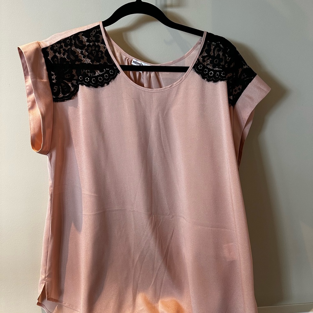 Momo Maternity beautiful top with lace detail size large